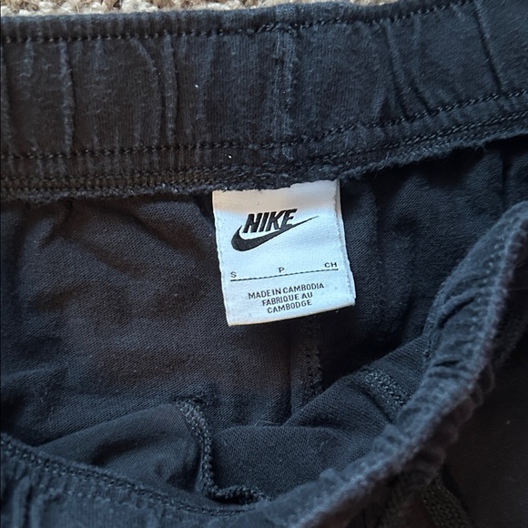 Nike Black Joggers for Men - Picture 2 of 4